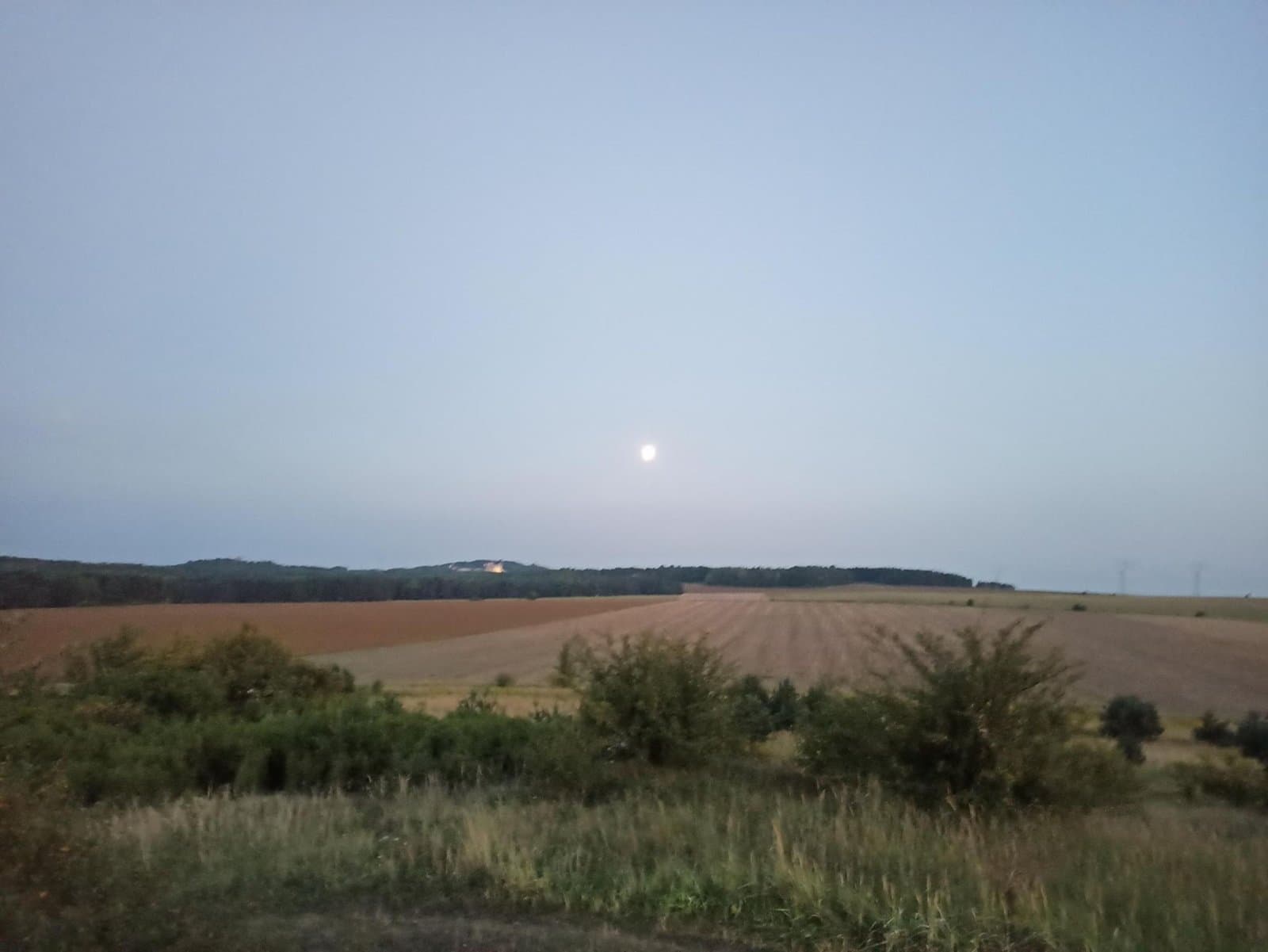 Wieczorna panorama pól w okolicach Bzowa podczas wyjazdu MTB