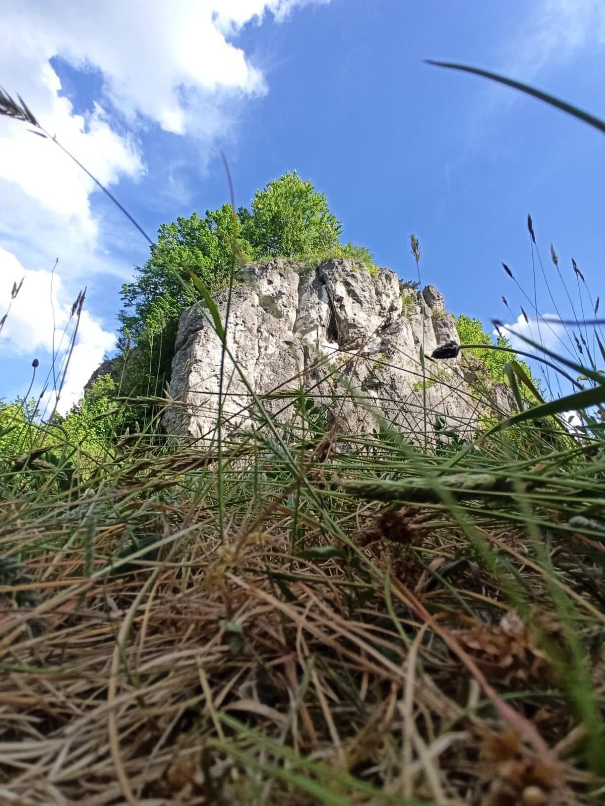 Jasna wapienna skała na tle błękitnego nieba