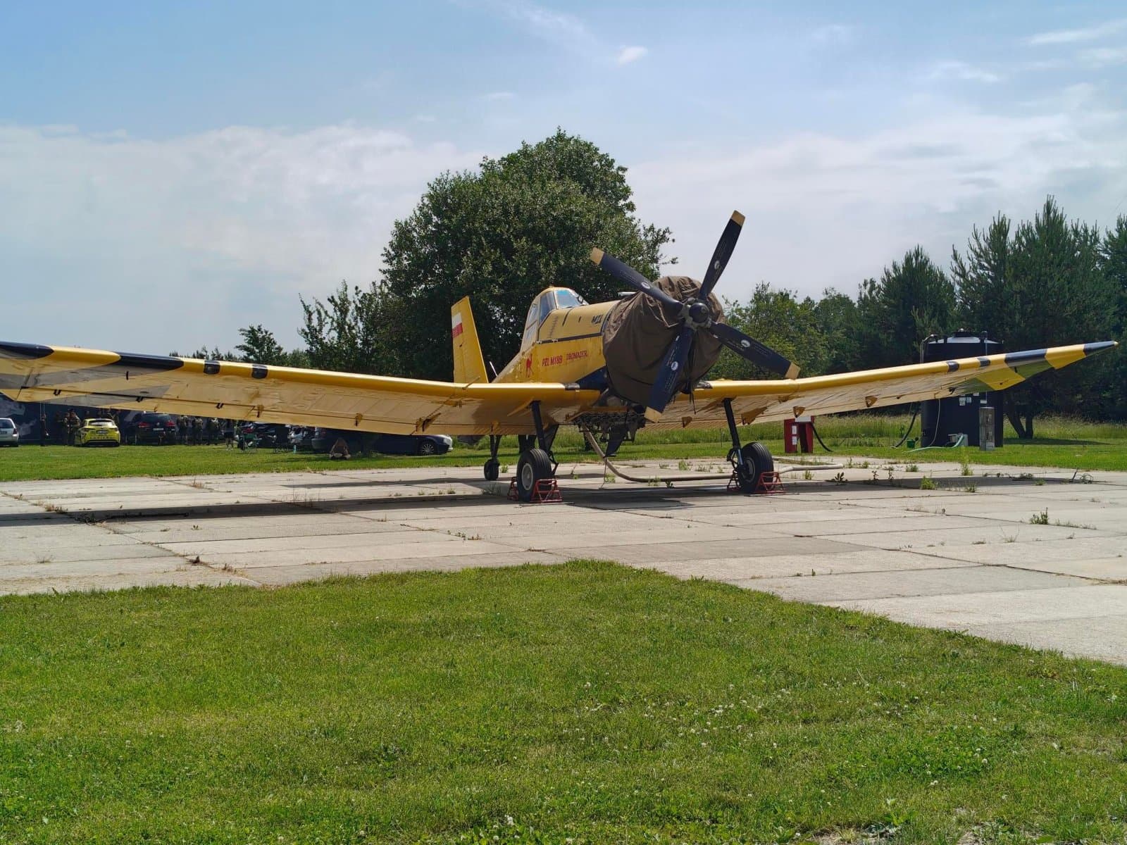 Żółty samolot sfotografowany podczas wycieczki do Niegowoniczek