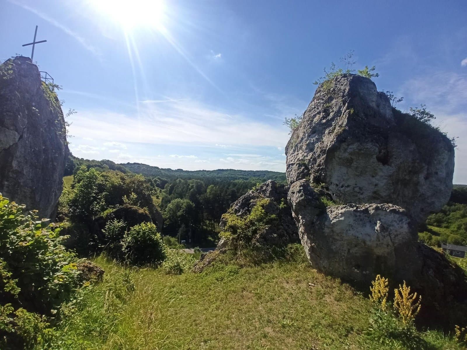 Ostaniec wapienny z otwartym widokiem na okolicę